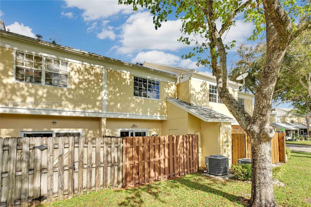 2881 S Cambridge Lane, Cooper City, FL 33026