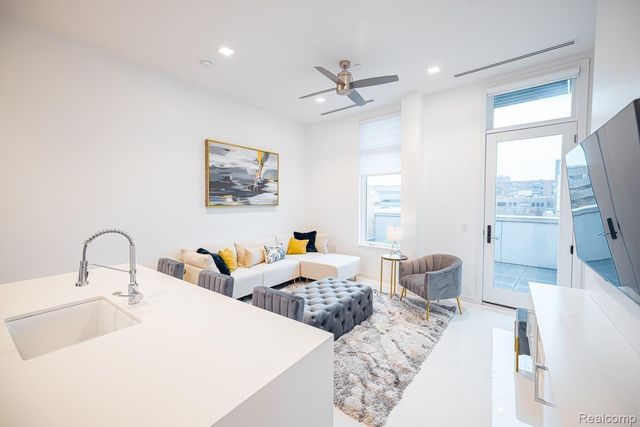 400 Old Woodward Avenue 201, Birmingham, MI 48009