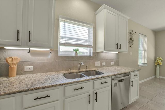 82 Road 6607, Dayton, TX 77535