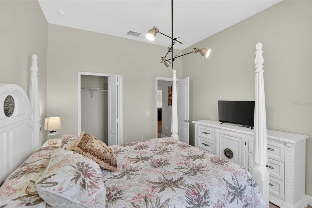 Image 33 of property listing at 2334 CREEKS CROSSING DRIVE, Lakeland, FL 33810