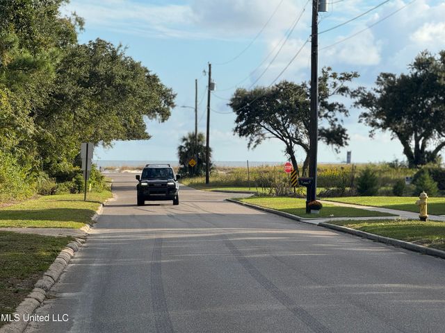 124 Holiday Drive, Pass Christian, MS 39571