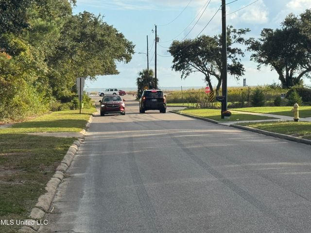 124 Holiday Drive, Pass Christian, MS 39571