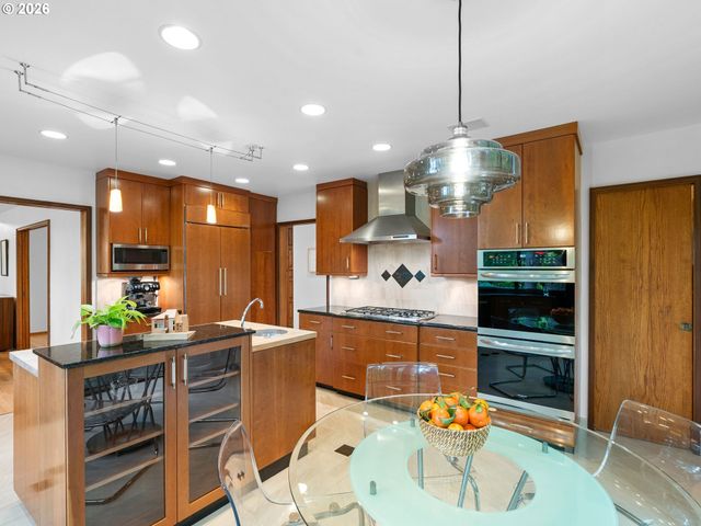 5822 Sw SHERIDAN Ct, Portland, OR 97221