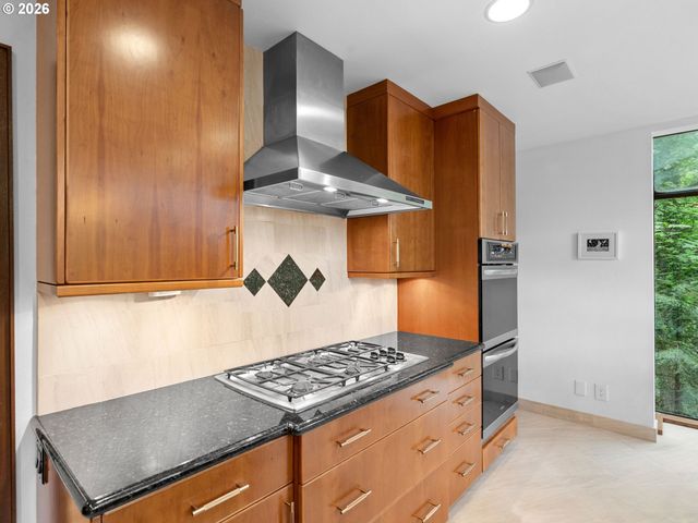 5822 Sw SHERIDAN Ct, Portland, OR 97221