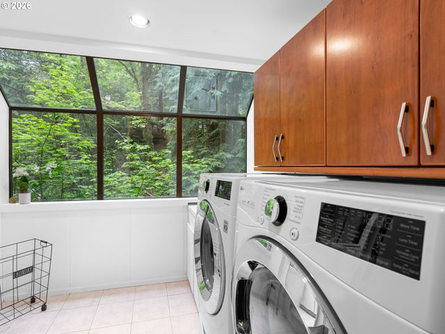 5822 Sw SHERIDAN Ct, Portland, OR 97221