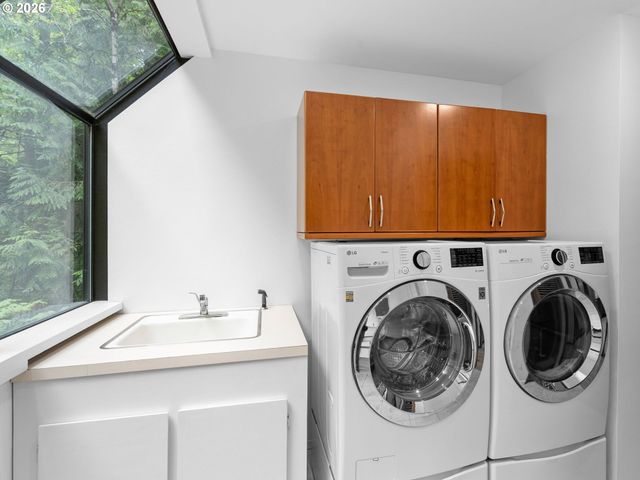 5822 Sw SHERIDAN Ct, Portland, OR 97221