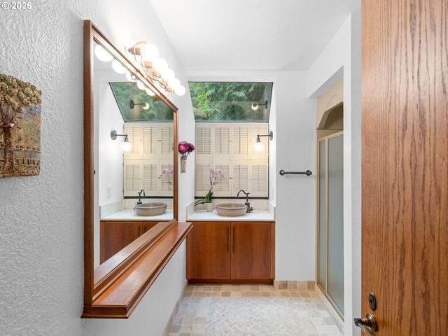 5822 Sw SHERIDAN Ct, Portland, OR 97221