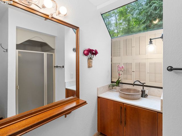 5822 Sw SHERIDAN Ct, Portland, OR 97221