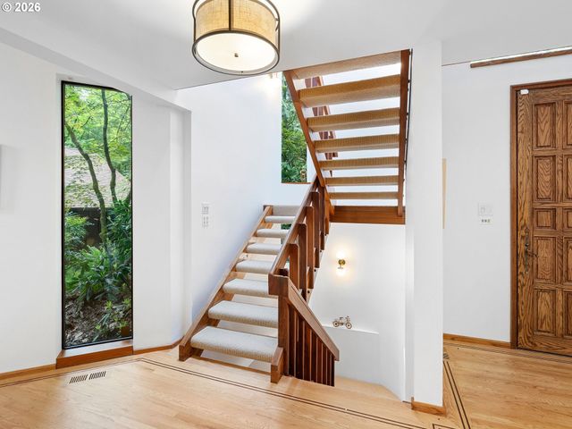 5822 Sw SHERIDAN Ct, Portland, OR 97221