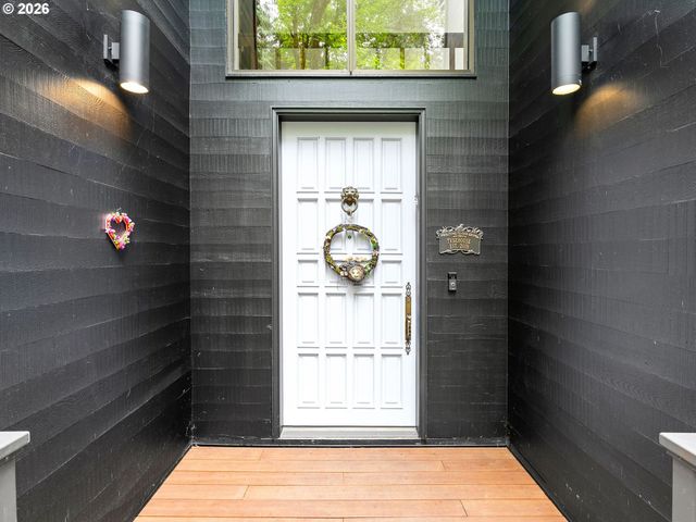 5822 Sw SHERIDAN Ct, Portland, OR 97221