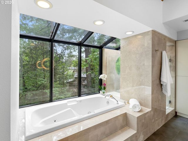 5822 Sw SHERIDAN Ct, Portland, OR 97221