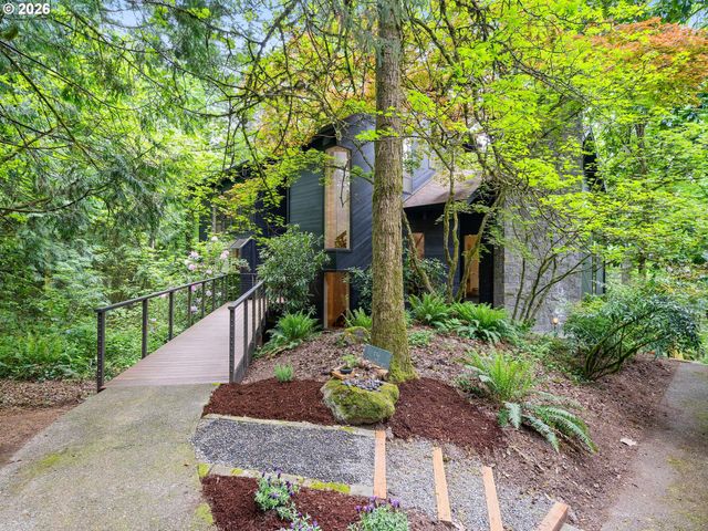 5822 Sw SHERIDAN Ct, Portland, OR 97221