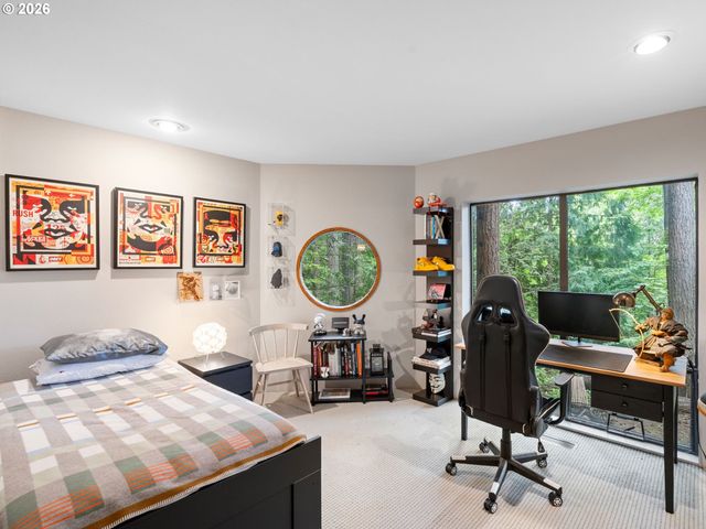 5822 Sw SHERIDAN Ct, Portland, OR 97221