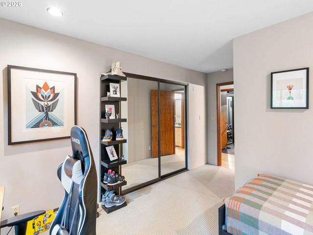 5822 Sw SHERIDAN Ct, Portland, OR 97221