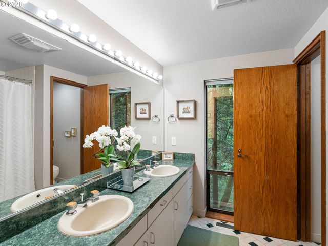 5822 Sw SHERIDAN Ct, Portland, OR 97221