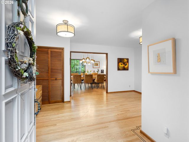 5822 Sw SHERIDAN Ct, Portland, OR 97221