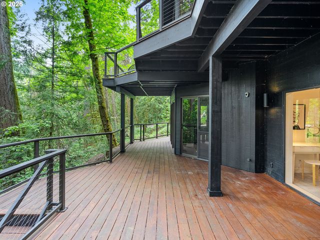 5822 Sw SHERIDAN Ct, Portland, OR 97221