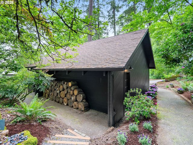 5822 Sw SHERIDAN Ct, Portland, OR 97221