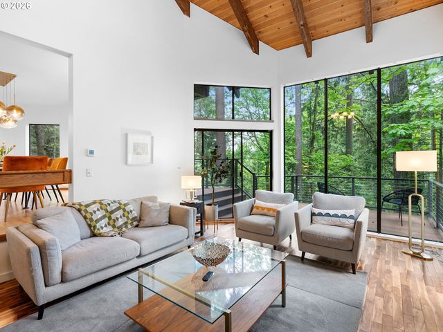 5822 Sw SHERIDAN Ct, Portland, OR 97221
