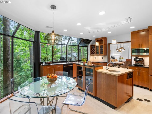 5822 Sw SHERIDAN Ct, Portland, OR 97221