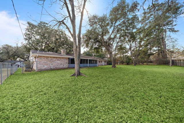 1104 Hillcrest Drive, Conroe, TX 77301