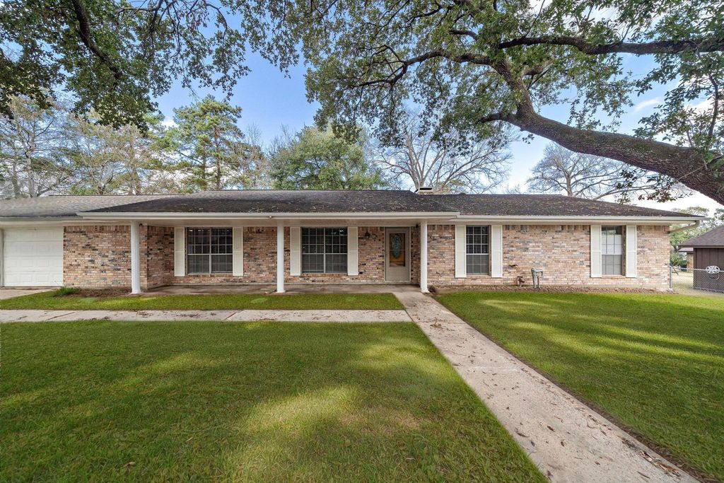 1104 Hillcrest Drive, Conroe, TX 77301