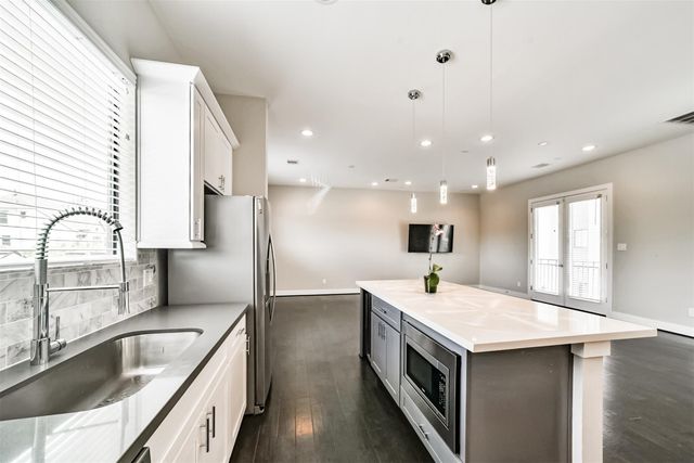 10806 Warwana Road G, Houston, TX 77043