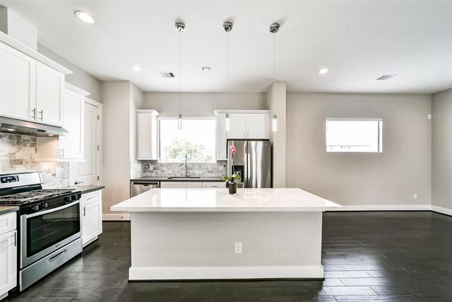10806 Warwana Road G, Houston, TX 77043