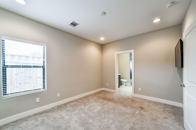 10806 Warwana Road G, Houston, TX 77043