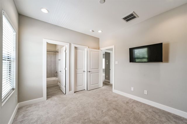 10806 Warwana Road G, Houston, TX 77043