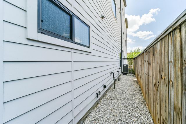 10806 Warwana Road G, Houston, TX 77043