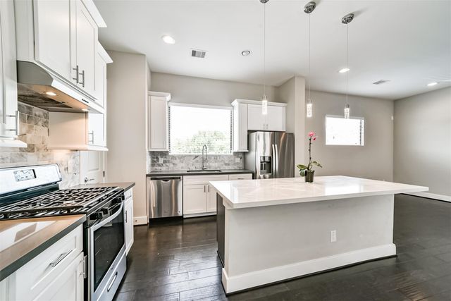 10806 Warwana Road G, Houston, TX 77043