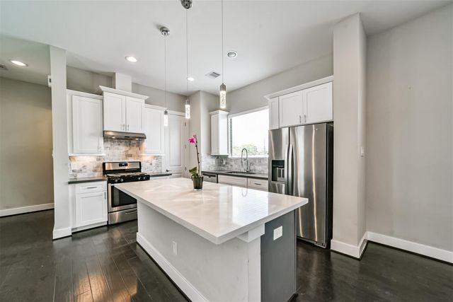 10806 Warwana Road G, Houston, TX 77043