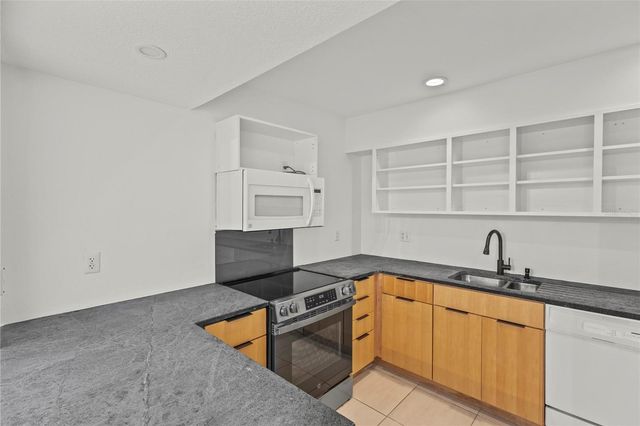 1511 PELICAN POINT DRIVE 279, Sarasota, FL 34231