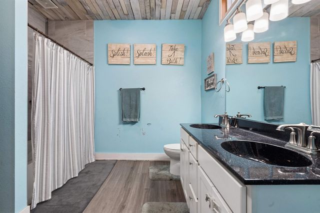 313 NE 6th Ave., Independence, IA 50644