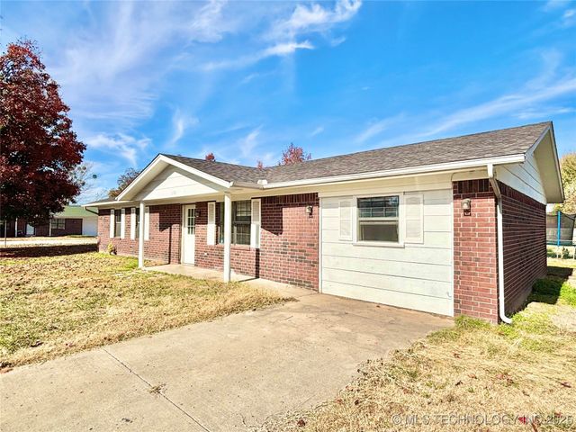 1103 E Kaniatobe Lane, Stigler, OK 74462