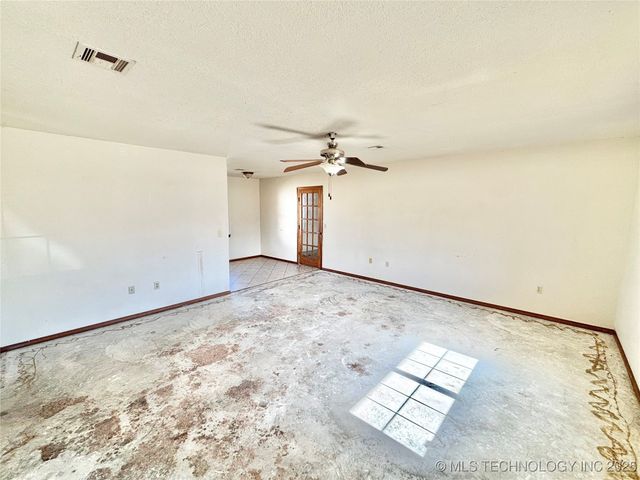 1103 E Kaniatobe Lane, Stigler, OK 74462