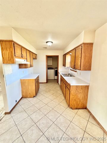 1103 E Kaniatobe Lane, Stigler, OK 74462
