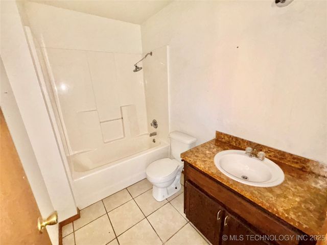 1103 E Kaniatobe Lane, Stigler, OK 74462