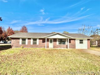 1103 E Kaniatobe Lane, Stigler, OK 74462