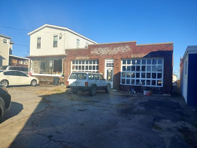 72 Main Rd, Tiverton, RI 02878