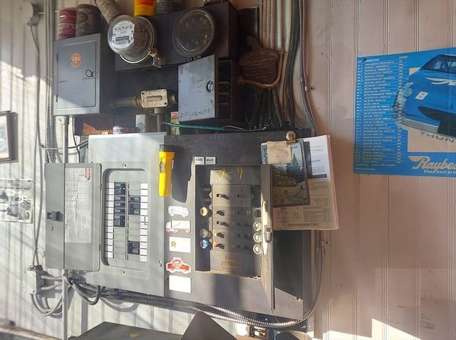 72 Main Rd, Tiverton, RI 02878