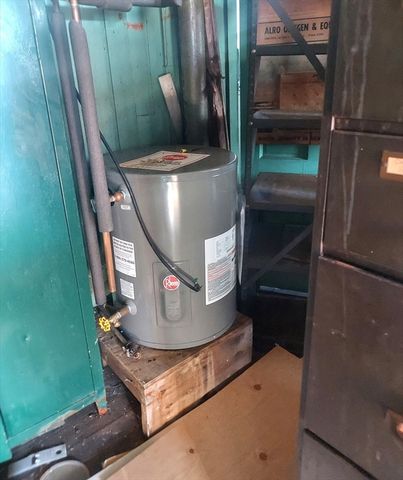 72 Main Rd, Tiverton, RI 02878