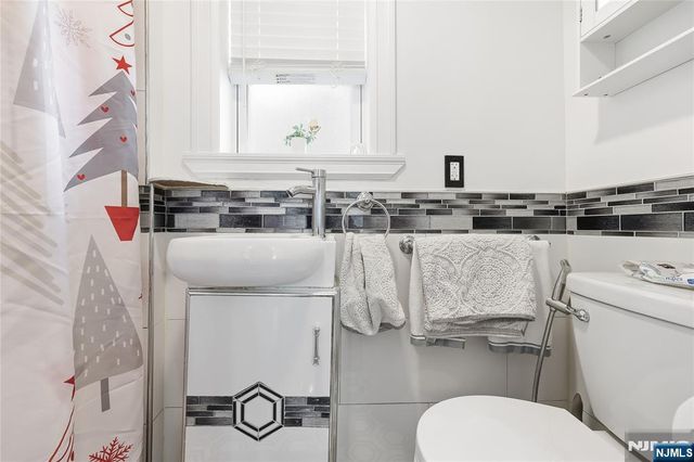 42 S Demarest Avenue, Bergenfield, NJ 07621