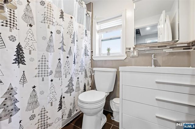 42 S Demarest Avenue, Bergenfield, NJ 07621