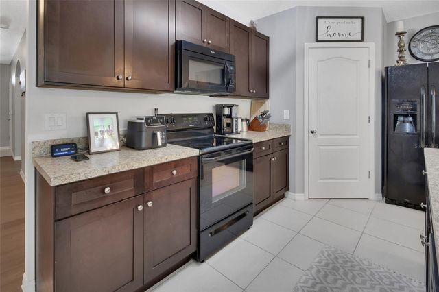 813 OAK HOLLOW LOOP, Deland, FL 32724