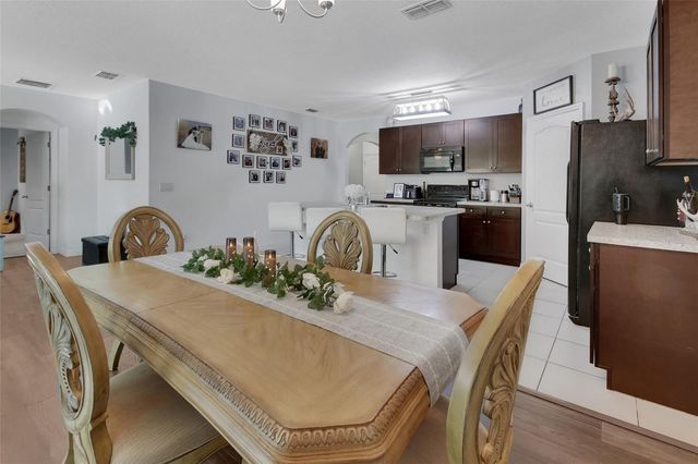 813 OAK HOLLOW LOOP, Deland, FL 32724