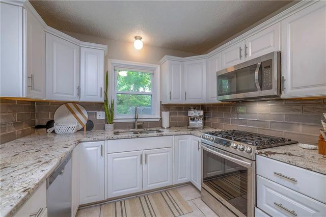 10501 Sagamore Road, Leawood, KS 66206