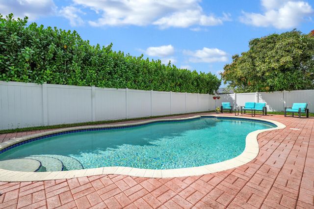 10090 SW 16th Place, Davie, FL 33324