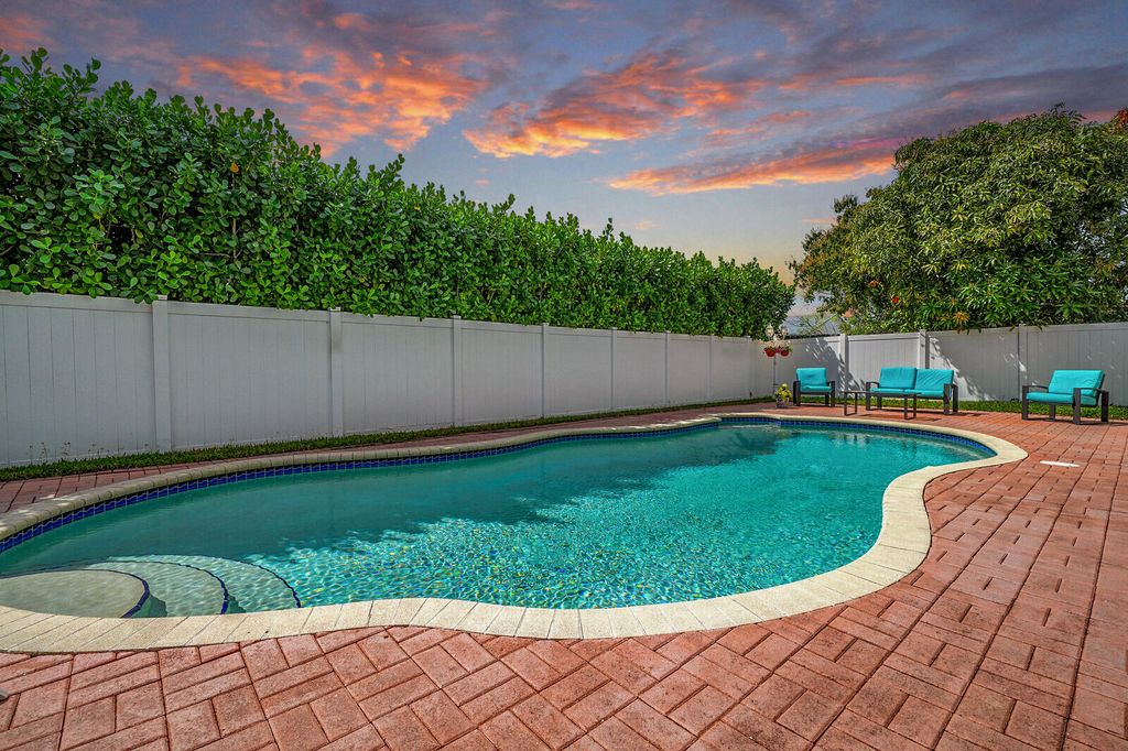 10090 SW 16th Place, Davie, FL 33324